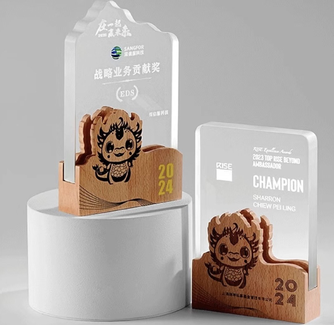 Crystal trophy with wooden base 195