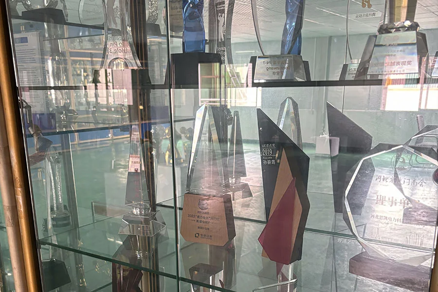 Custom-glass-trophy-01